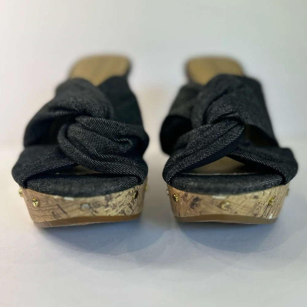 Dana Buchman Women’s 7M Garrett Blue corked wedge. Preloved.
